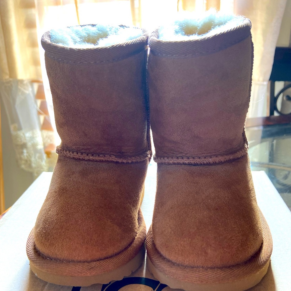UGG.